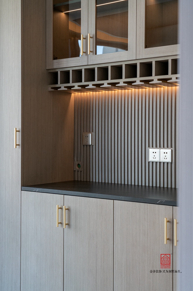 玫瑰灣躍層裝修現場主材安裝